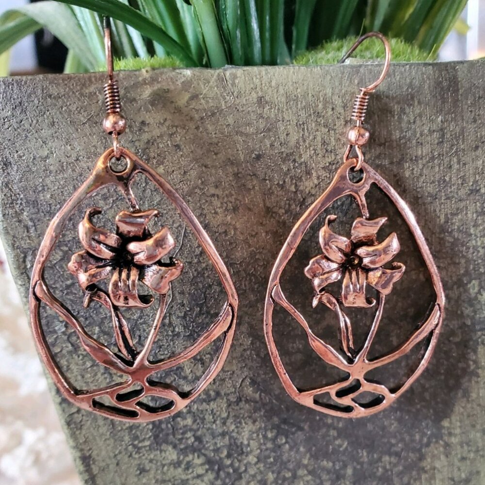 Large Copper Tone Flower Earrings 💥3 for $12💥
